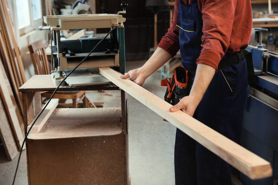 Procesare lemn în atelier